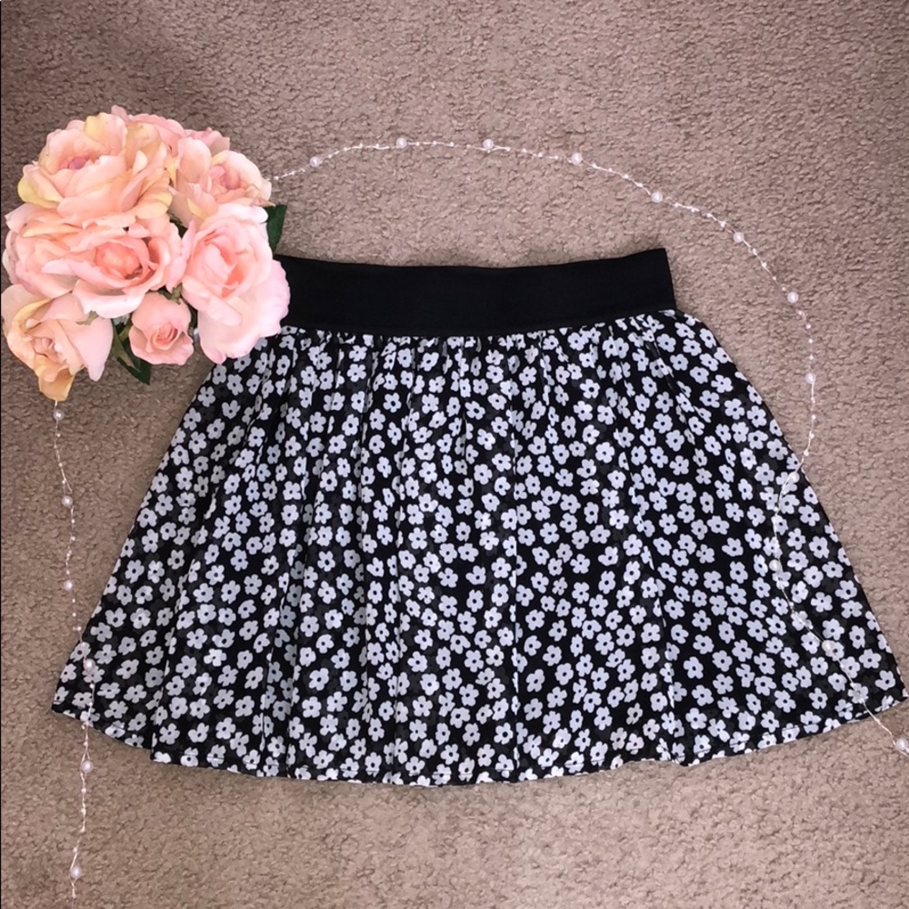 🌸FOREVER 21: Black floral skirt